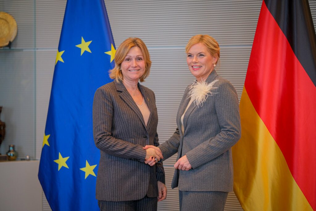 ๐ข ๐๐ฒ๐บ๐ถ๐ป๐ถ๐ป ๐ฃ๐น๐๐ฟ๐ถ๐ฒ๐น ๐๐ฒ๐ฟ๐น๐ถ๐ป ๐ฎ๐ ๐๐ต๐ฒ ๐ฉ๐๐๐ ๐๐๐ฒ๐ป๐ โ ๐ฆ๐๐ฟ๐ฒ๐ป๐ด๐๐ต๐ฒ๐ป๐ถ๐ป๐ด ๐๐ฟ๐ฎ๐ป๐ฐ๐ผ-๐๐ฒ๐ฟ๐บ๐ฎ๐ป ๐๐ถ๐ฎ๐น๐ผ๐ด๐๐ฒ ๐ณ๐ผ๐ฟ ๐๐๐ฟ๐ผ๐ฝ๐ฒ!! 4 20251203 213536